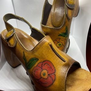 1970s VINTAGE Sbicca amber gold, wooden platforms